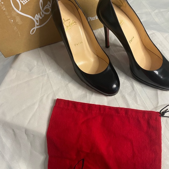 louboutin 38.5 black pumps loved lots of life left - Picture 3 of 6